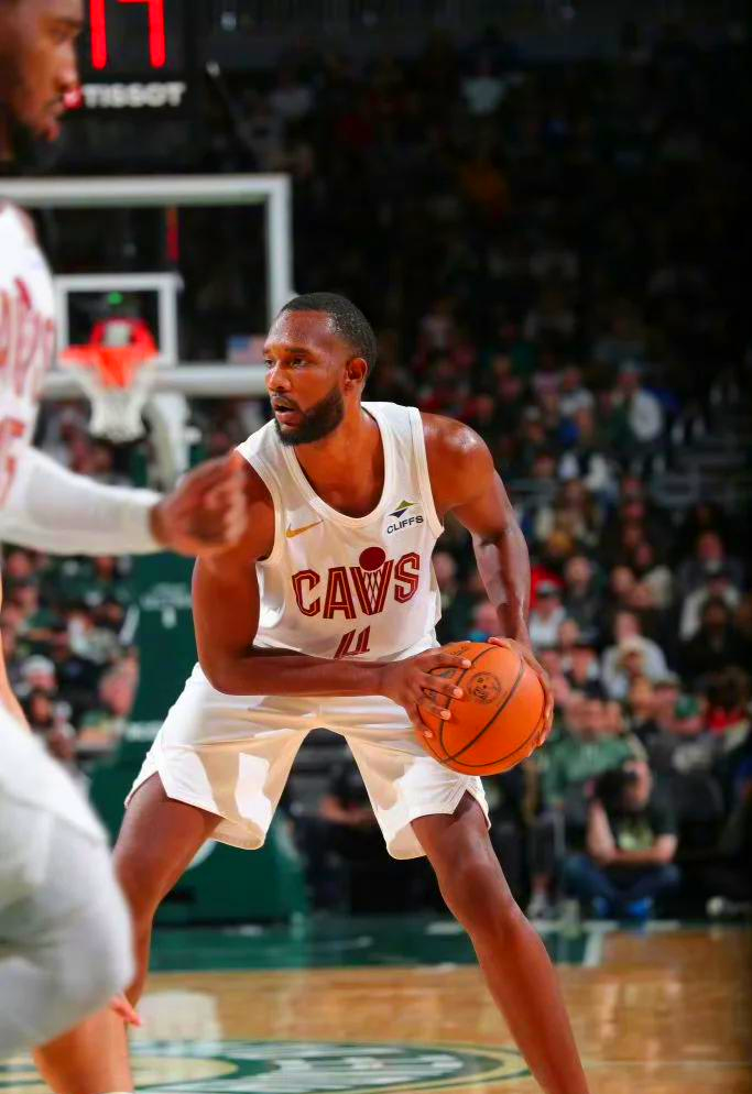 马刺横扫灰熊，米切尔刷新纪录