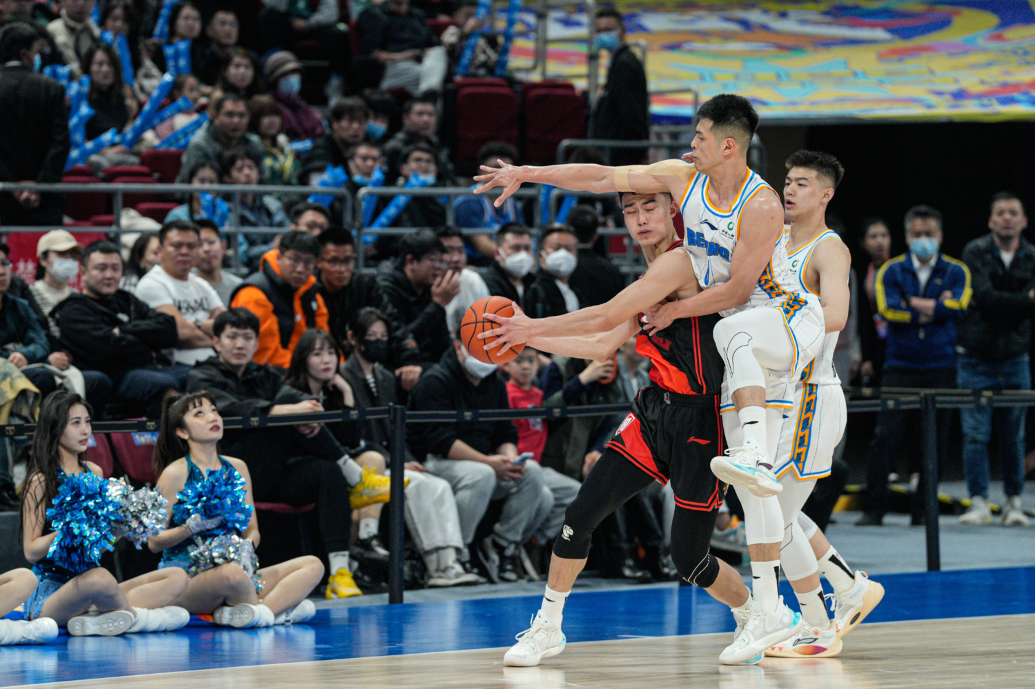 北京队力克青岛队，布克关键制胜