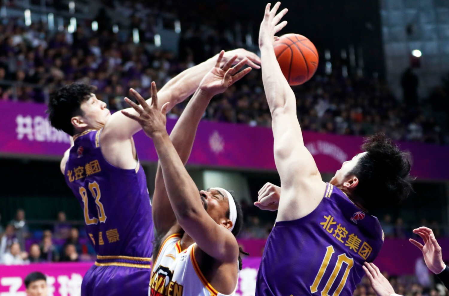 北京队力克青岛队，布克关键制胜