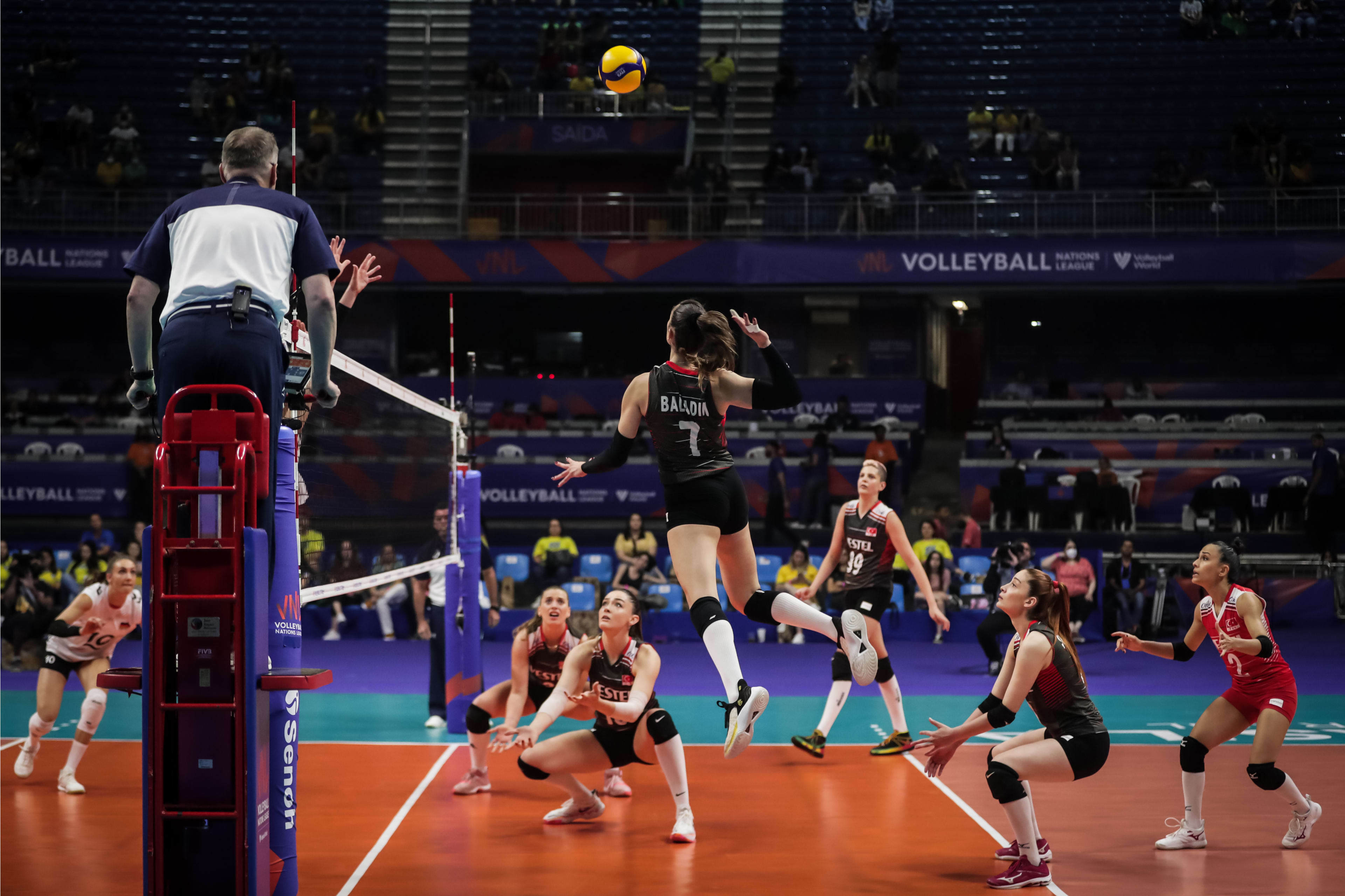 韩国队横扫丹麦队，黄鸭组合惊艳四座